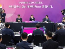 마지막 업무보고 받은 이 대통령…'국민들의 삶도, 국가도 더 나아지게 해보자는 취지' 기사 이미지